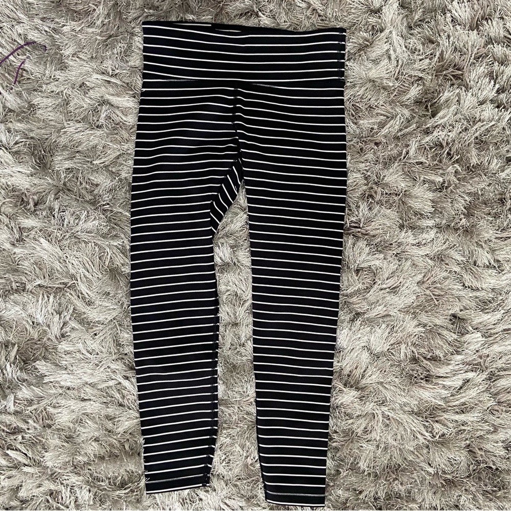 Gap fit women black and white stripes cropped leggings. Size XS. Used.